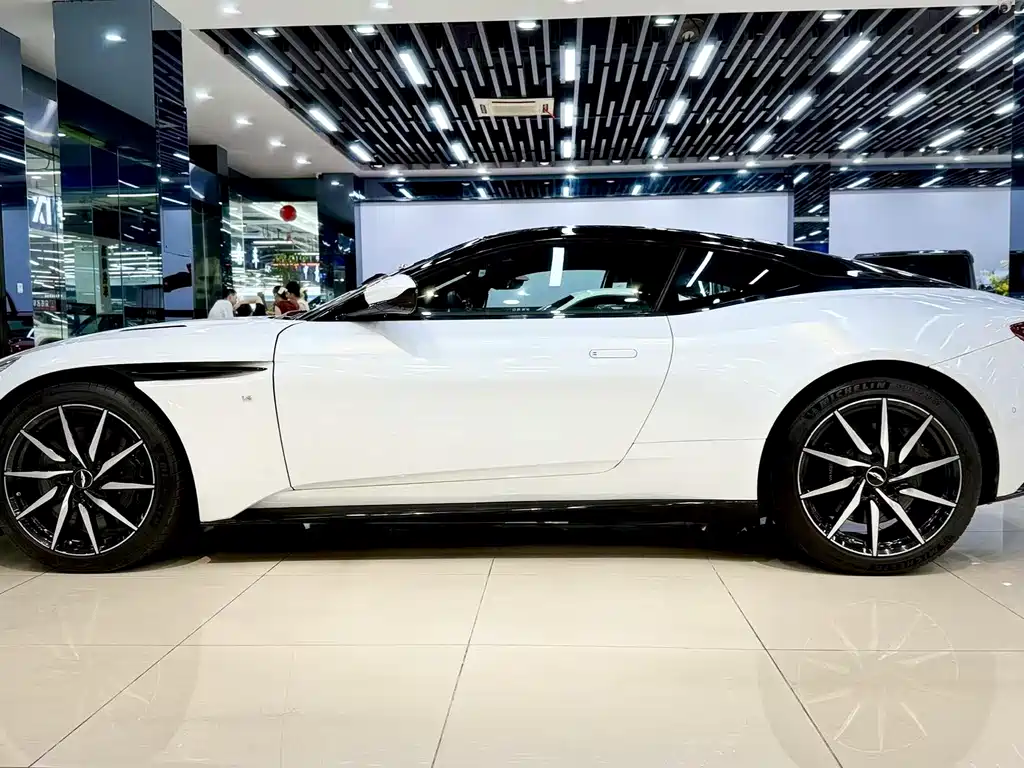 Aston Martin DB11 2017 — фото 3