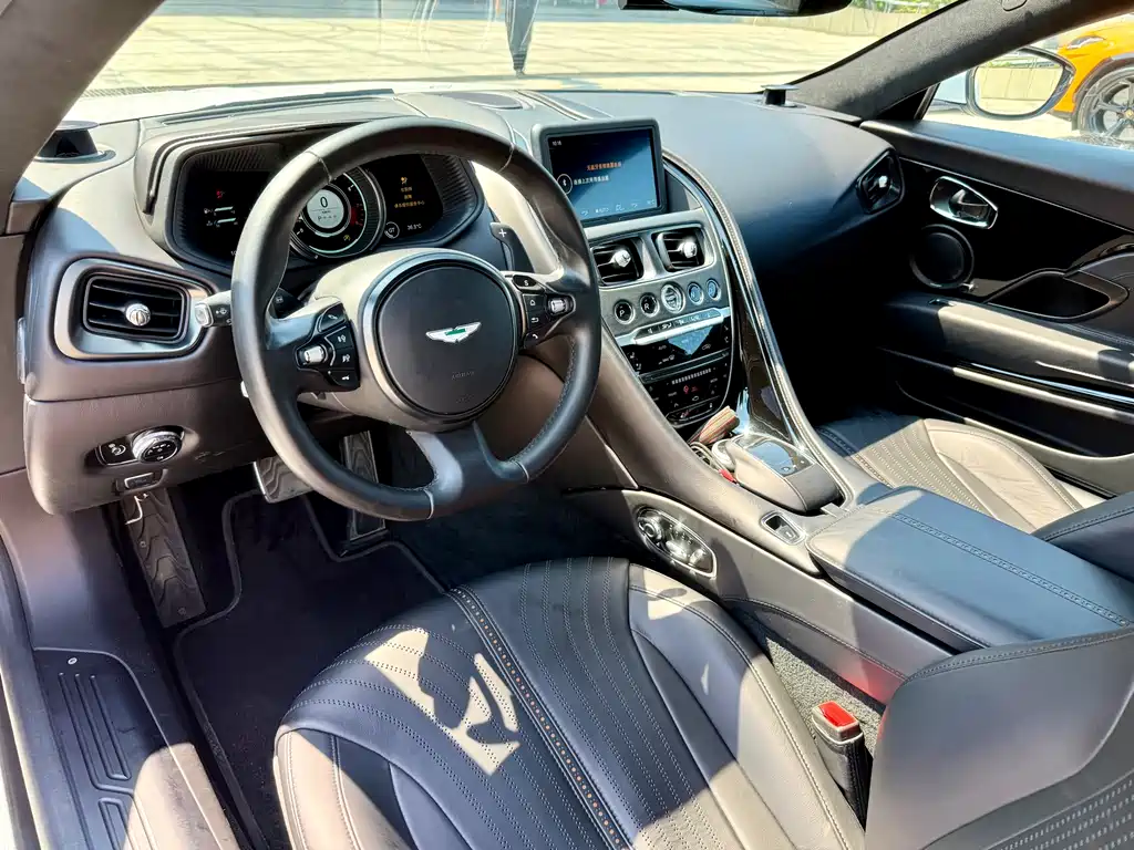 Aston Martin DB11 2017 — фото 16