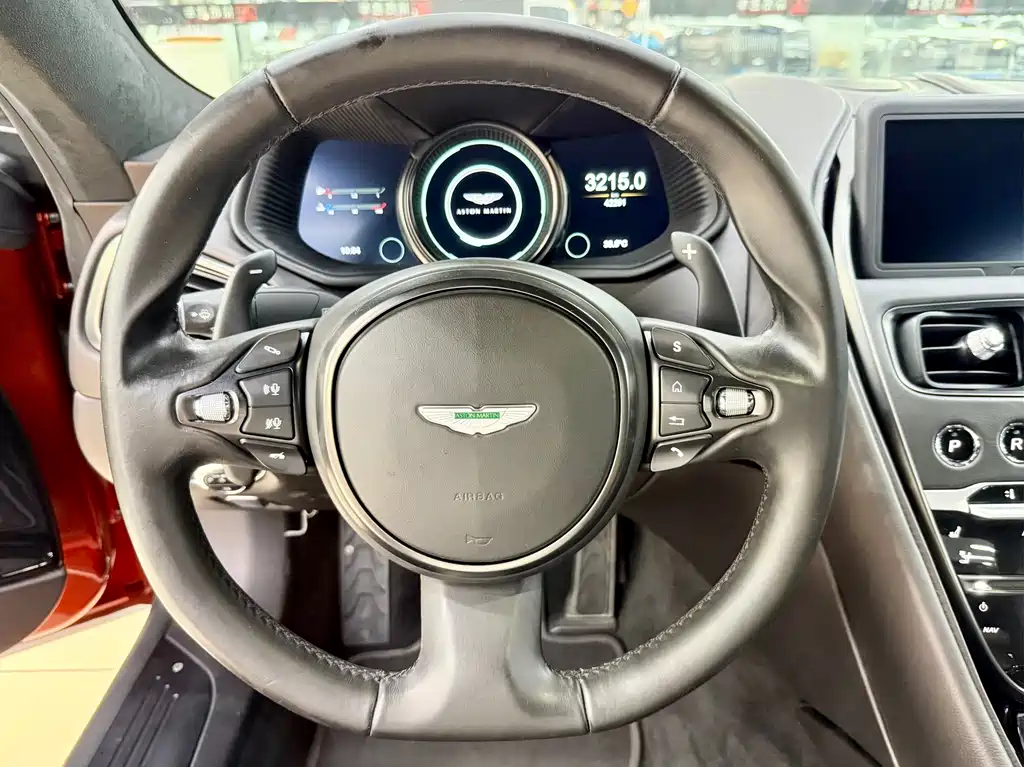 Aston Martin DB11 2017 — фото 12