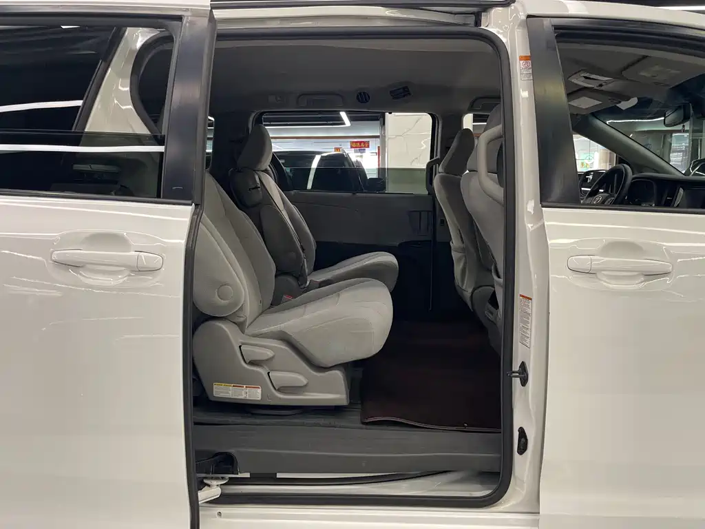 Toyota Sienna 2016 — фото 11