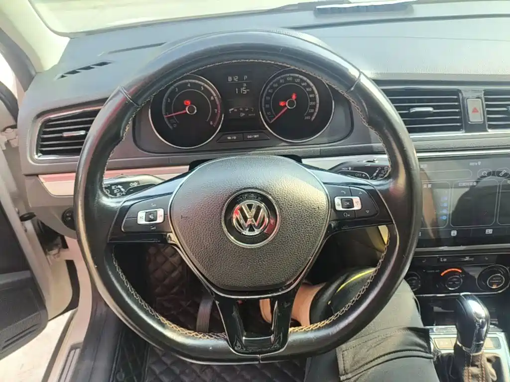 Volkswagen Cross Lavida 2016 — фото 11