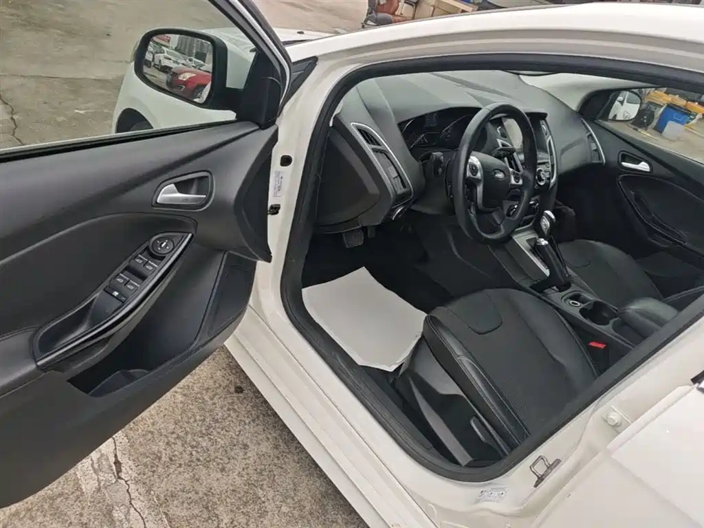 Ford Focus 2015 — фото 16