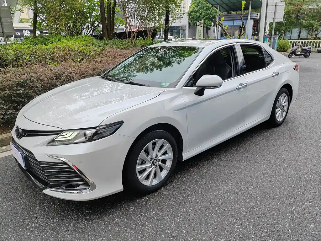 Toyota Camry 2023 — фото 1