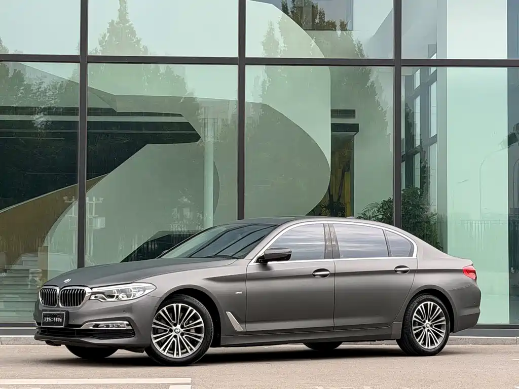 BMW 5 Series 2018 — фото 1