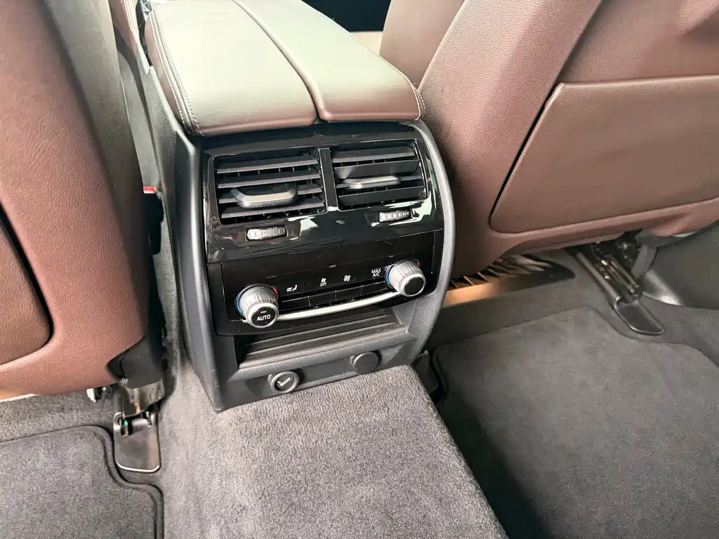 BMW 5 Series 2018 — фото 17