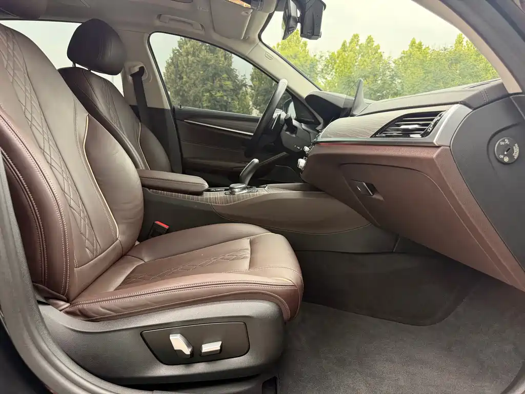 BMW 5 Series 2018 — фото 25