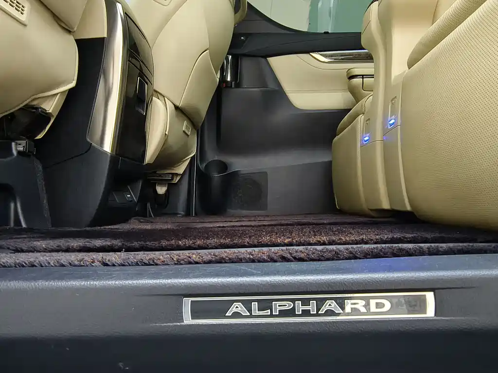 Toyota Alphard 2021 — фото 21