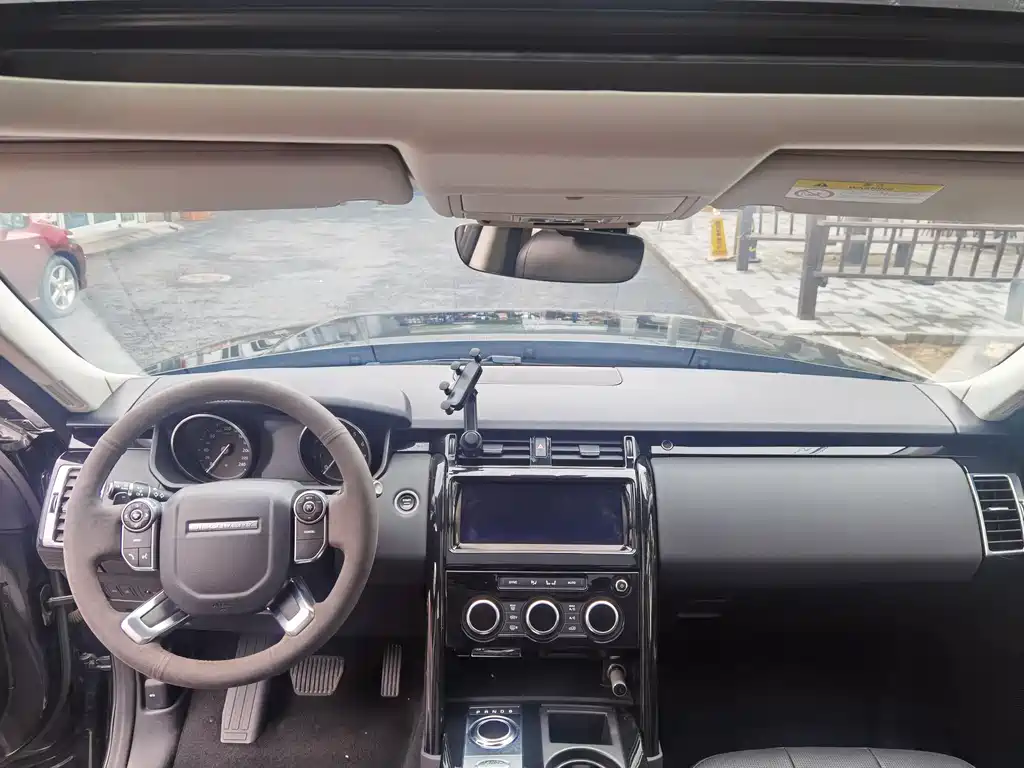 Land Rover Discovery 2018 — фото 13