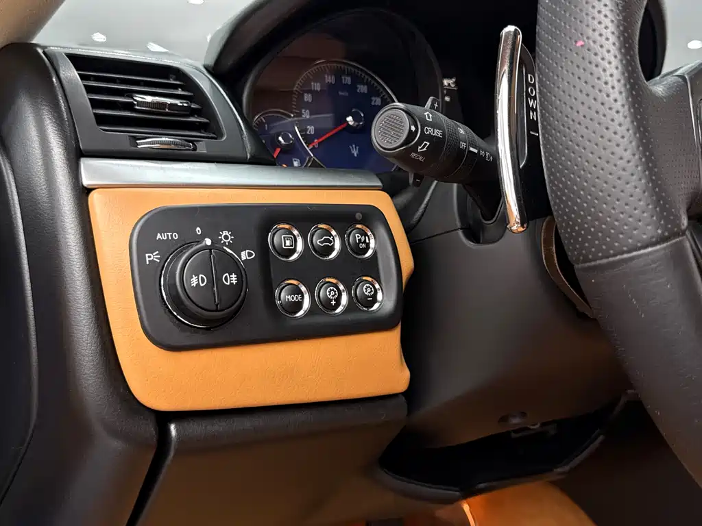Maserati GranTurismo 2015 — фото 12