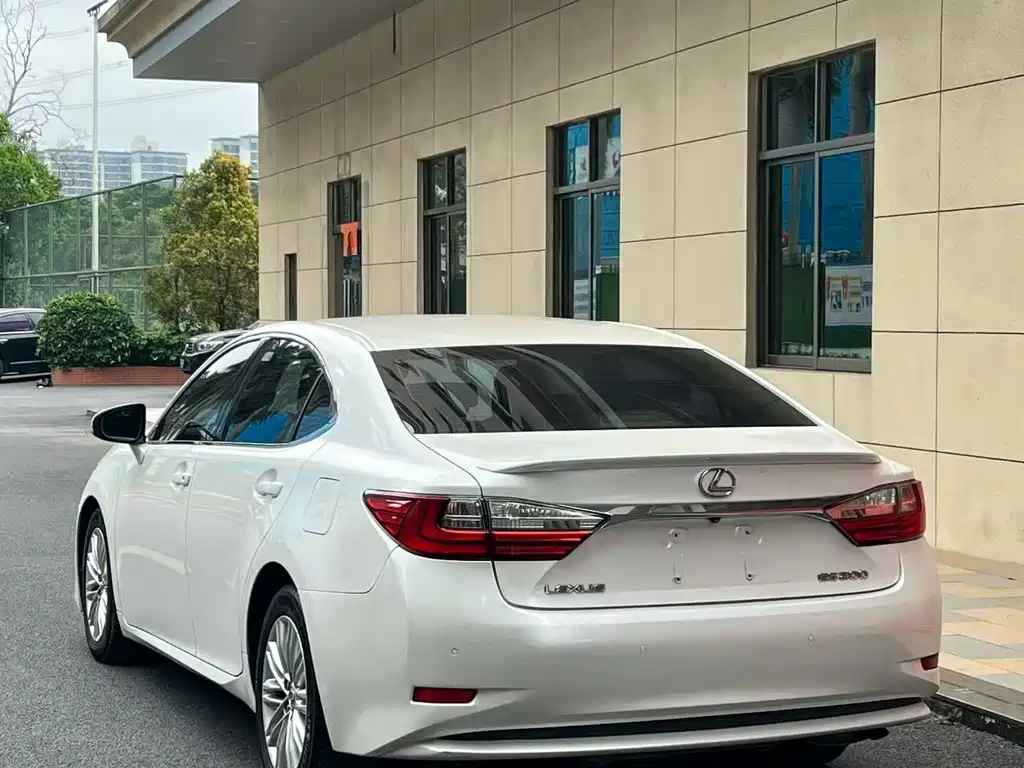 Lexus ES 2016 — фото 9