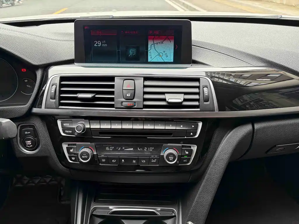 BMW 3 Series 2019 — фото 10
