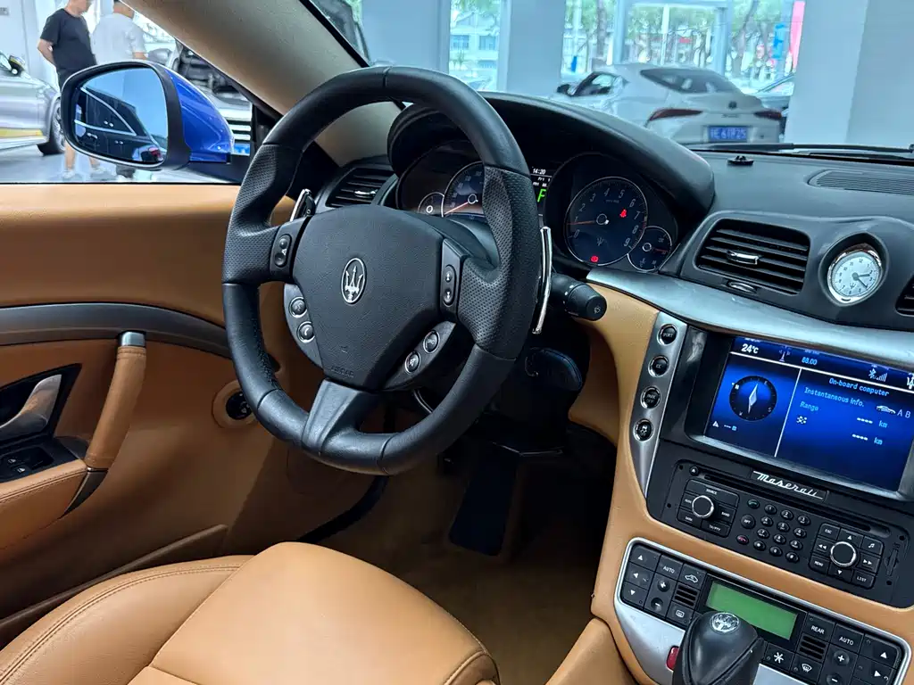 Maserati GranTurismo 2015 — фото 11