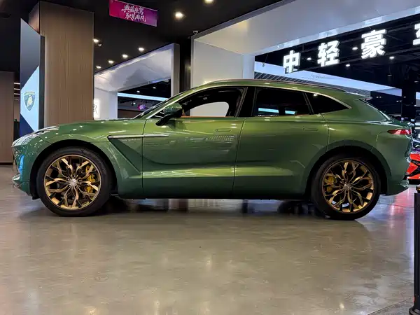 Aston Martin DBX 2022