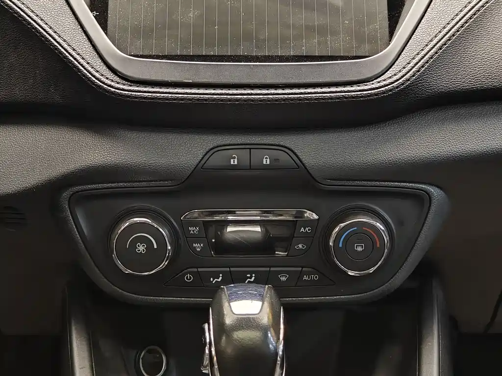 Ford Escort 2015 — фото 16