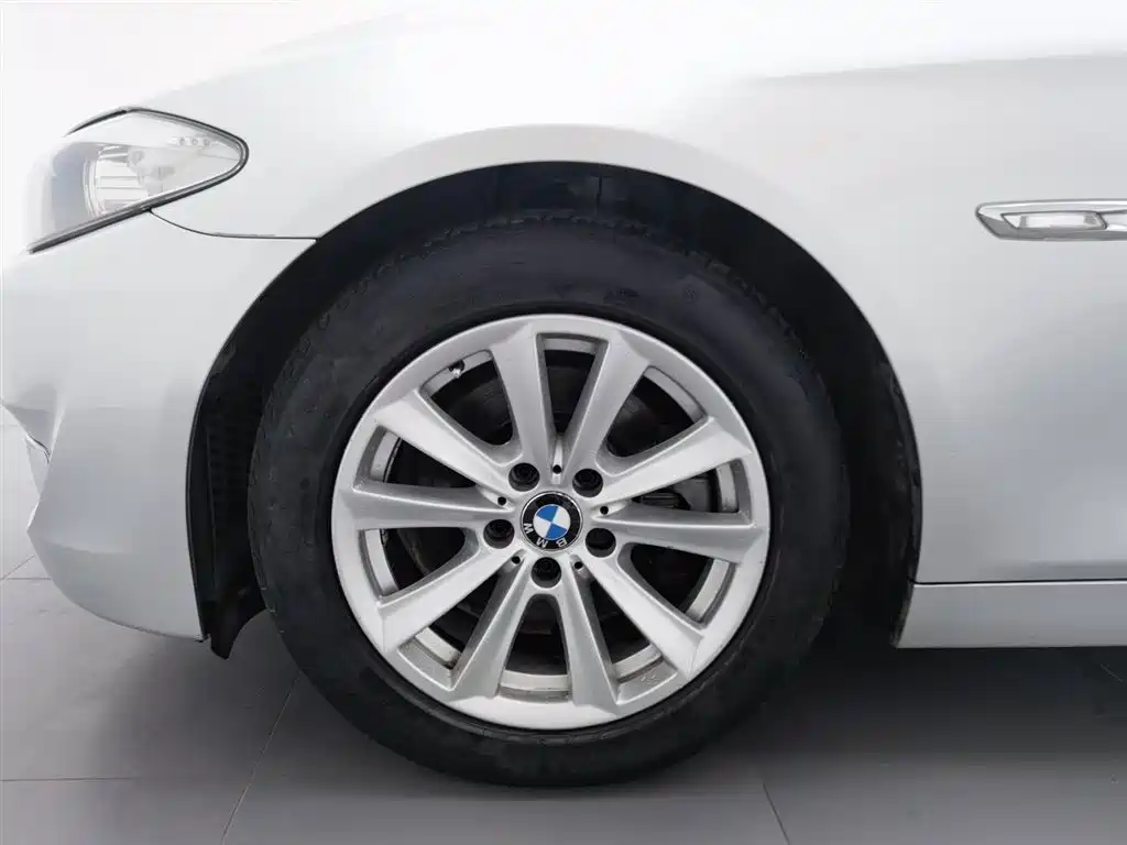 BMW 5 Series 2011 — фото 17