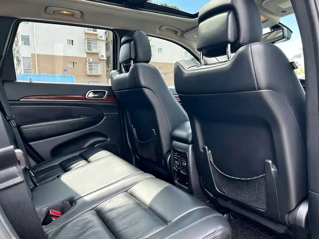 Jeep Grand Cherokee 2012 — фото 15