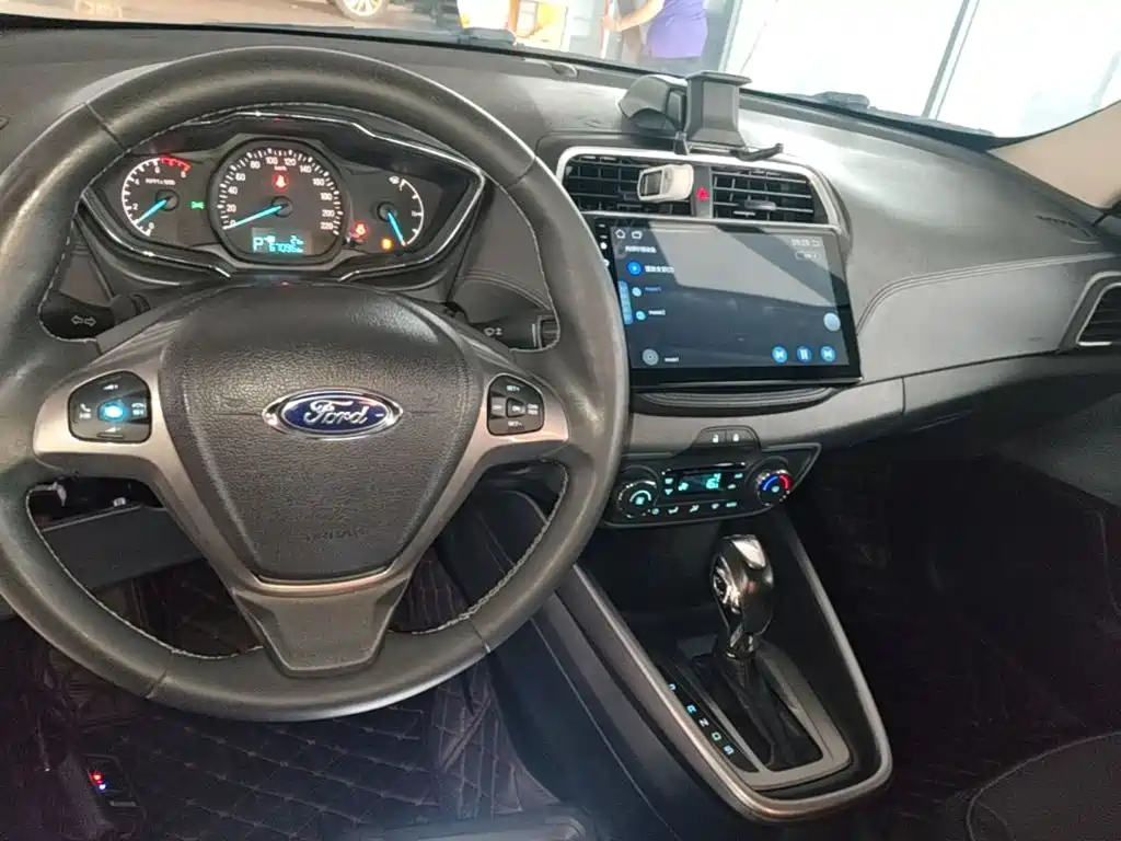 Ford Escort 2016 — фото 10