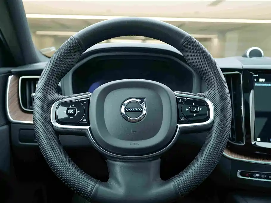Volvo XC60 2022 — фото 18