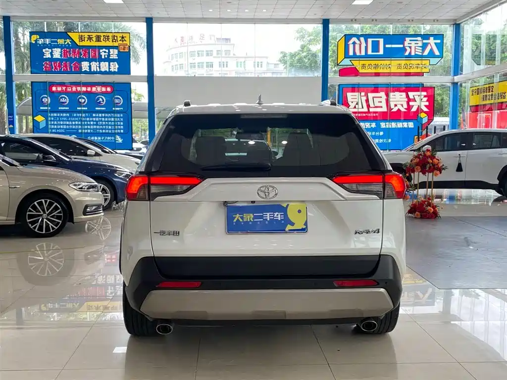 Toyota RAV4 2023 — фото 12
