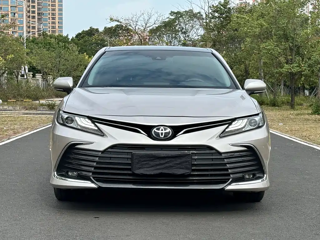 Toyota Camry 2023 — фото 2