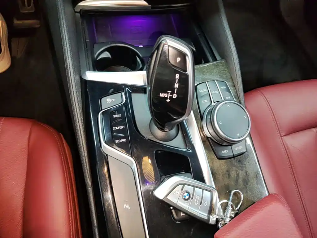 BMW 5 Series 2019 — фото 14