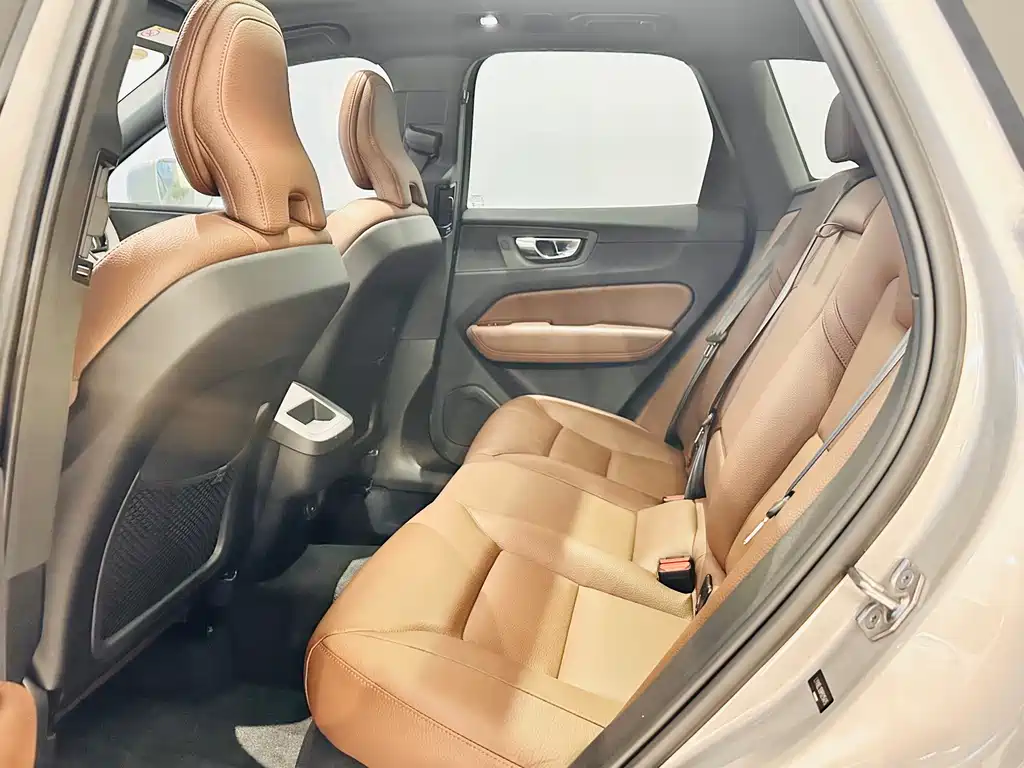 Volvo XC60 2022 — фото 9