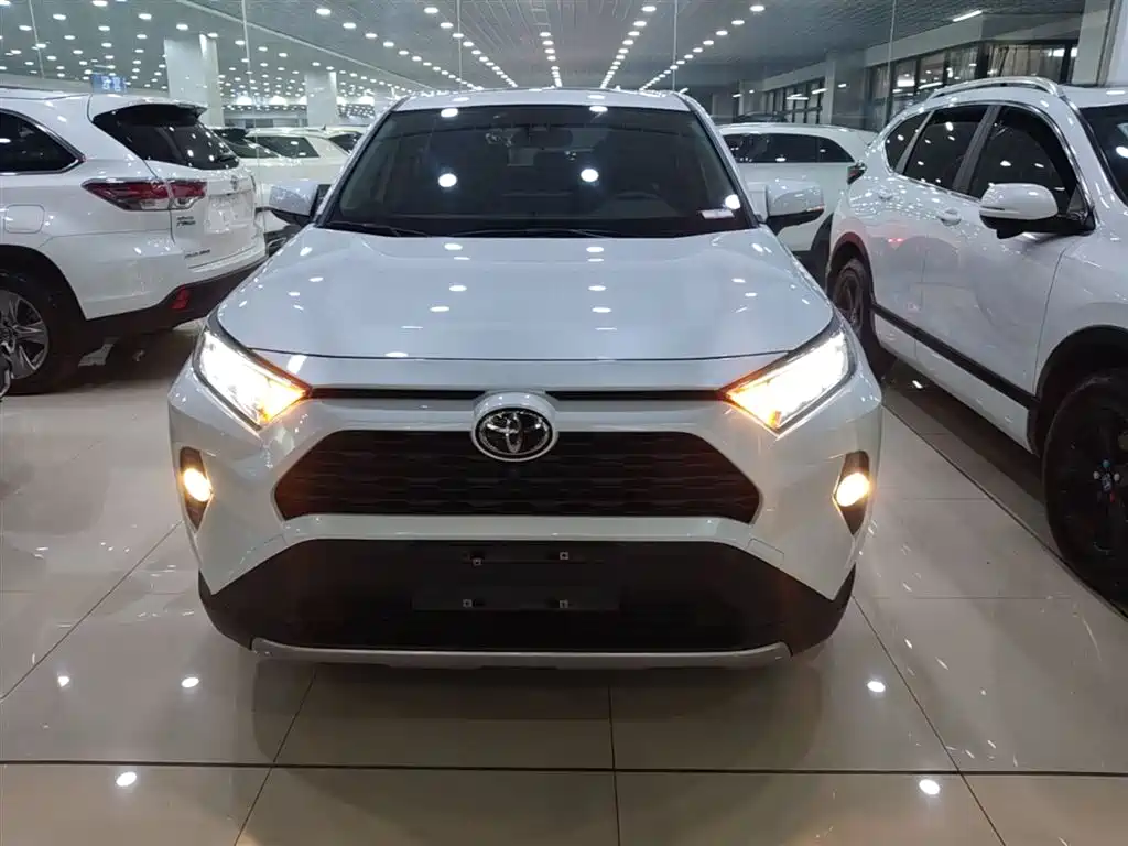 Toyota RAV4 2021 — фото 3