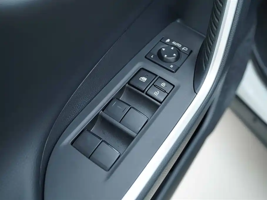 Toyota RAV4 2024 — фото 11