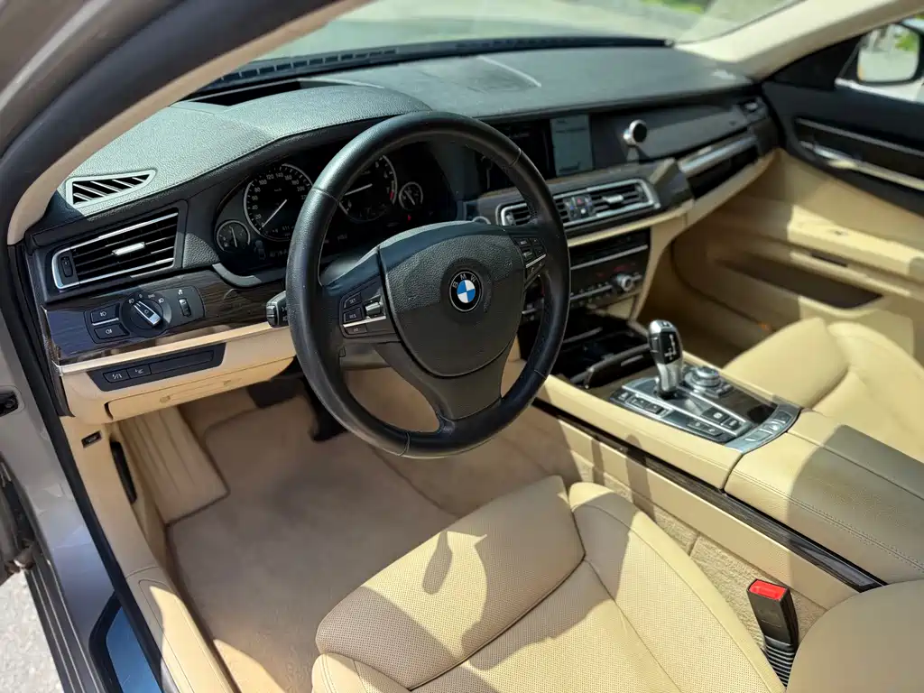 BMW 7 Series 2011 — фото 26