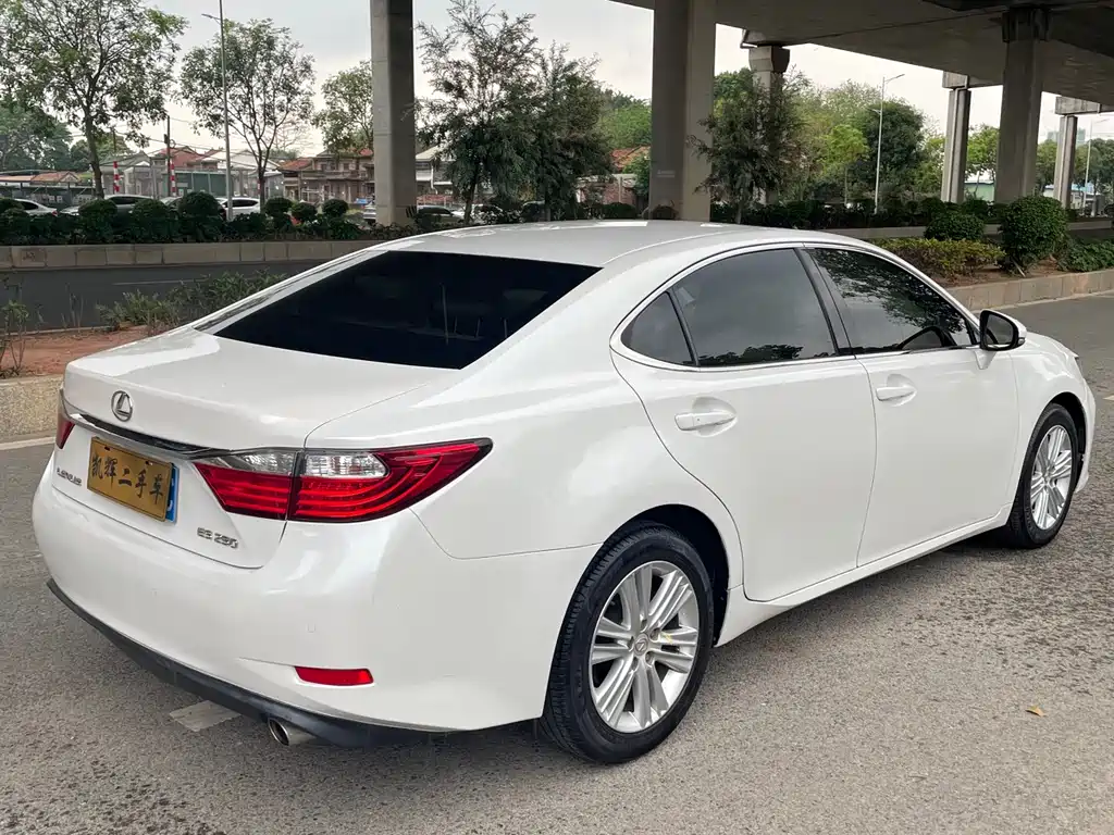 Lexus ES 2015 — фото 10