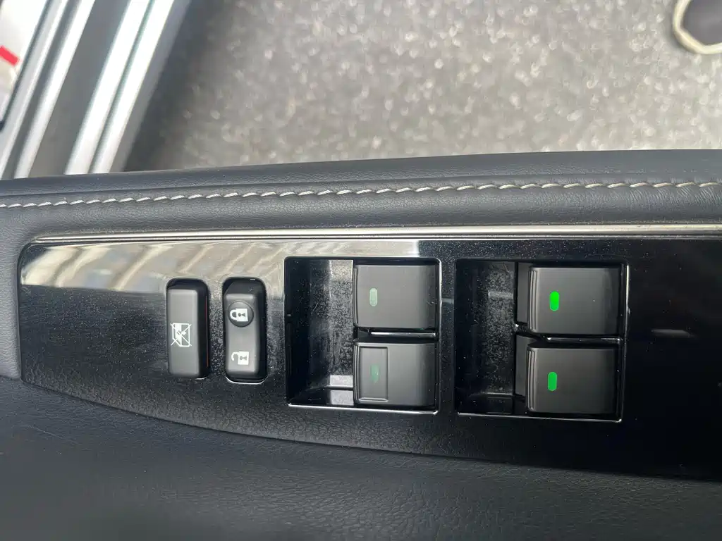 Lexus ES 2018 — фото 16