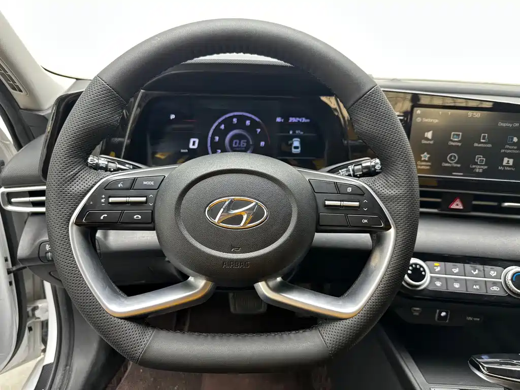 Hyundai Elantra 2023 — фото 8