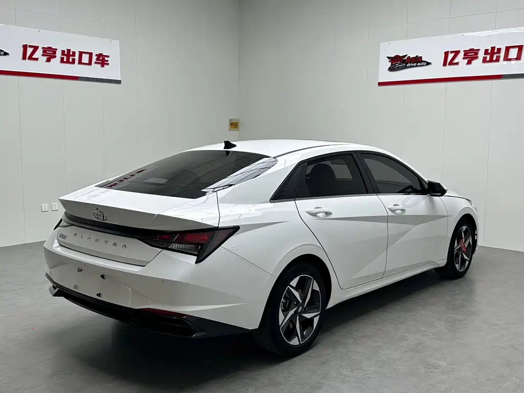 Hyundai Elantra 2023 — фото 16