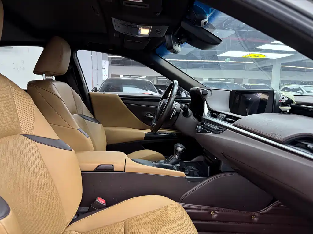Lexus ES 2018 — фото 15