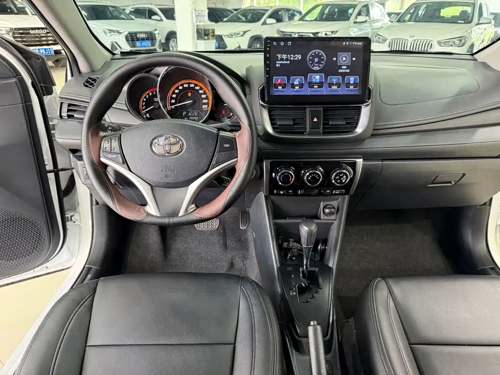 Toyota Yaris L 2022 — фото 15