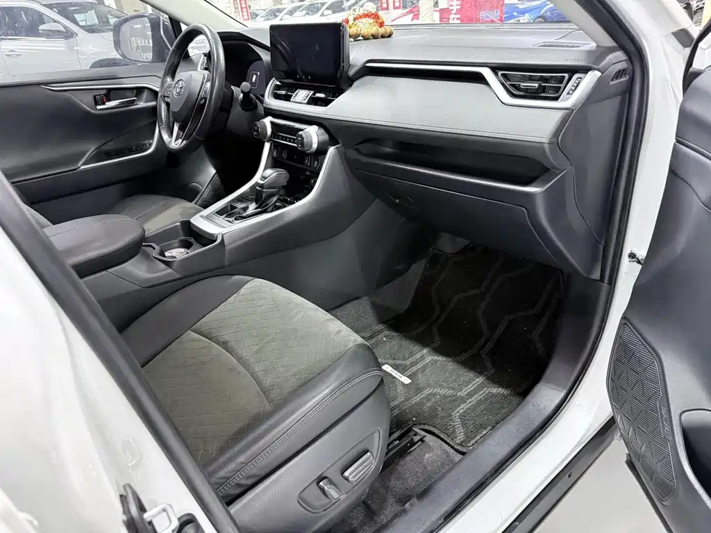 Toyota RAV4 2023 — фото 17
