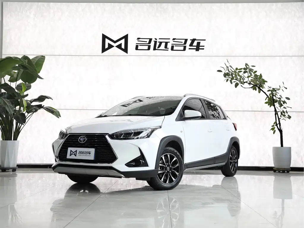 Toyota Yaris L 2022 — фото 1
