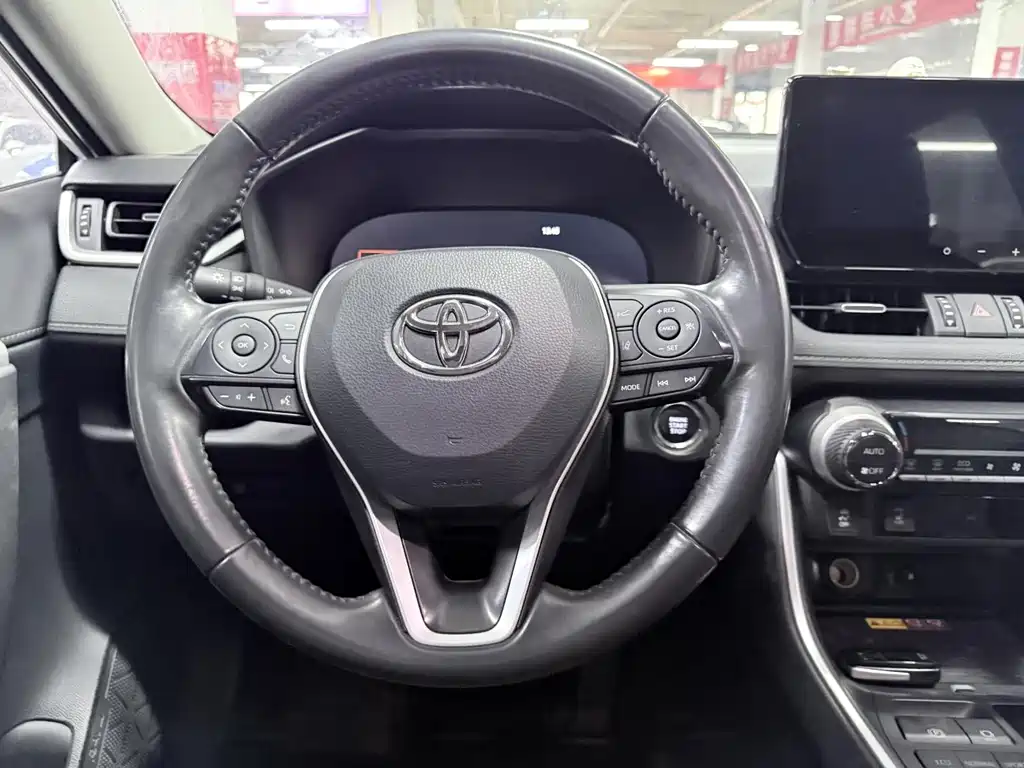 Toyota RAV4 2023 — фото 12