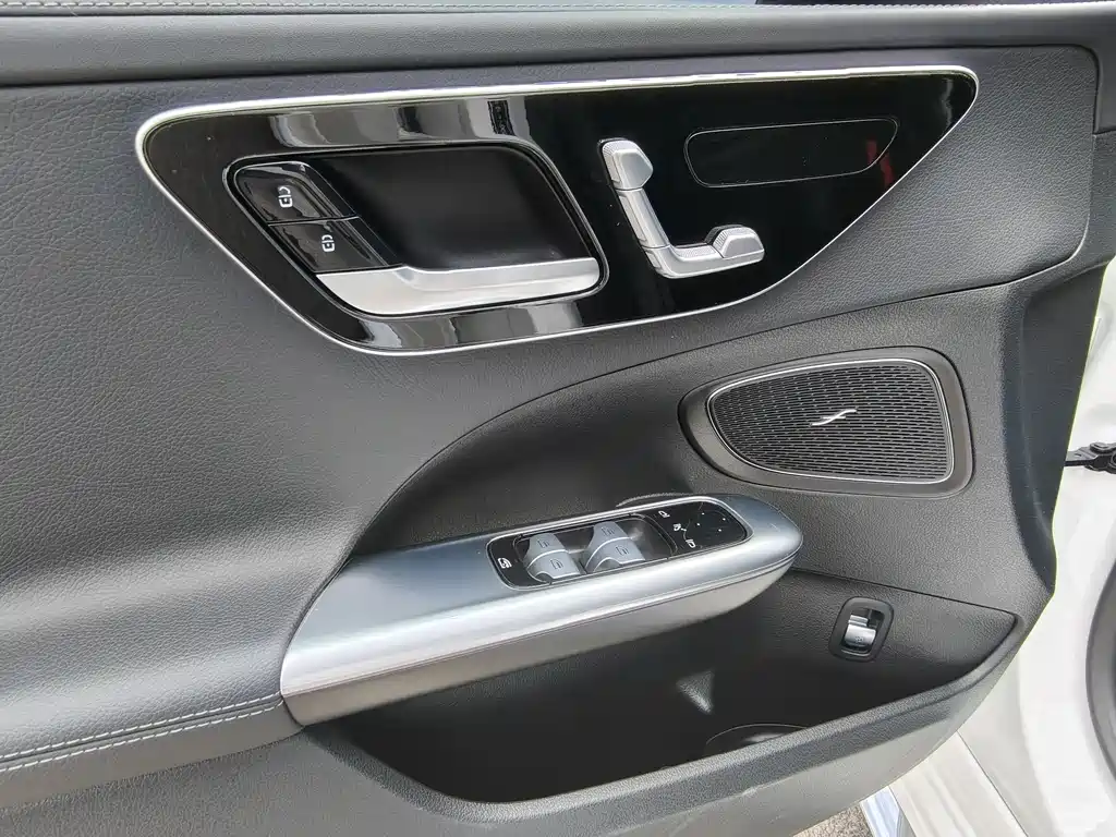 Mercedes-Benz C-Class 2023 — фото 10