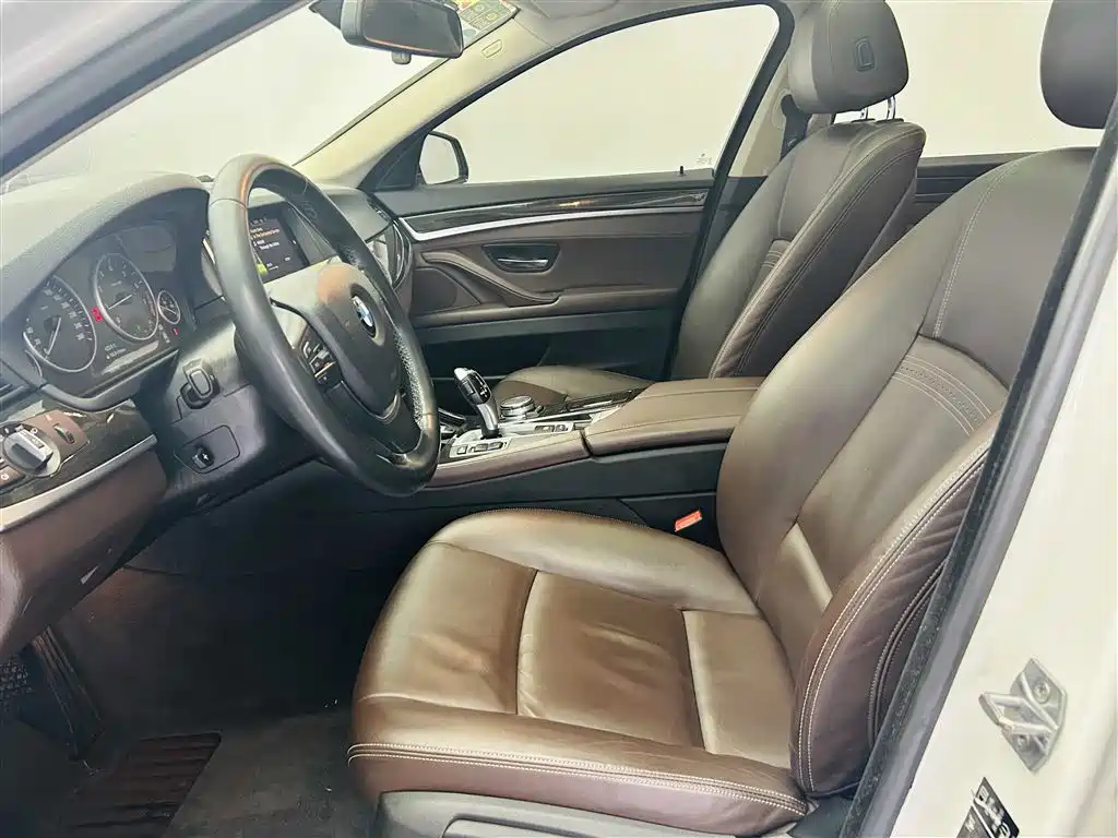 BMW 5 Series 2015 — фото 19