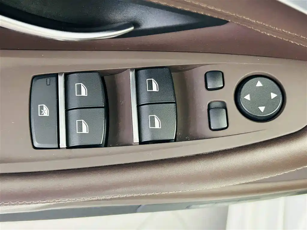 BMW 5 Series 2015 — фото 18
