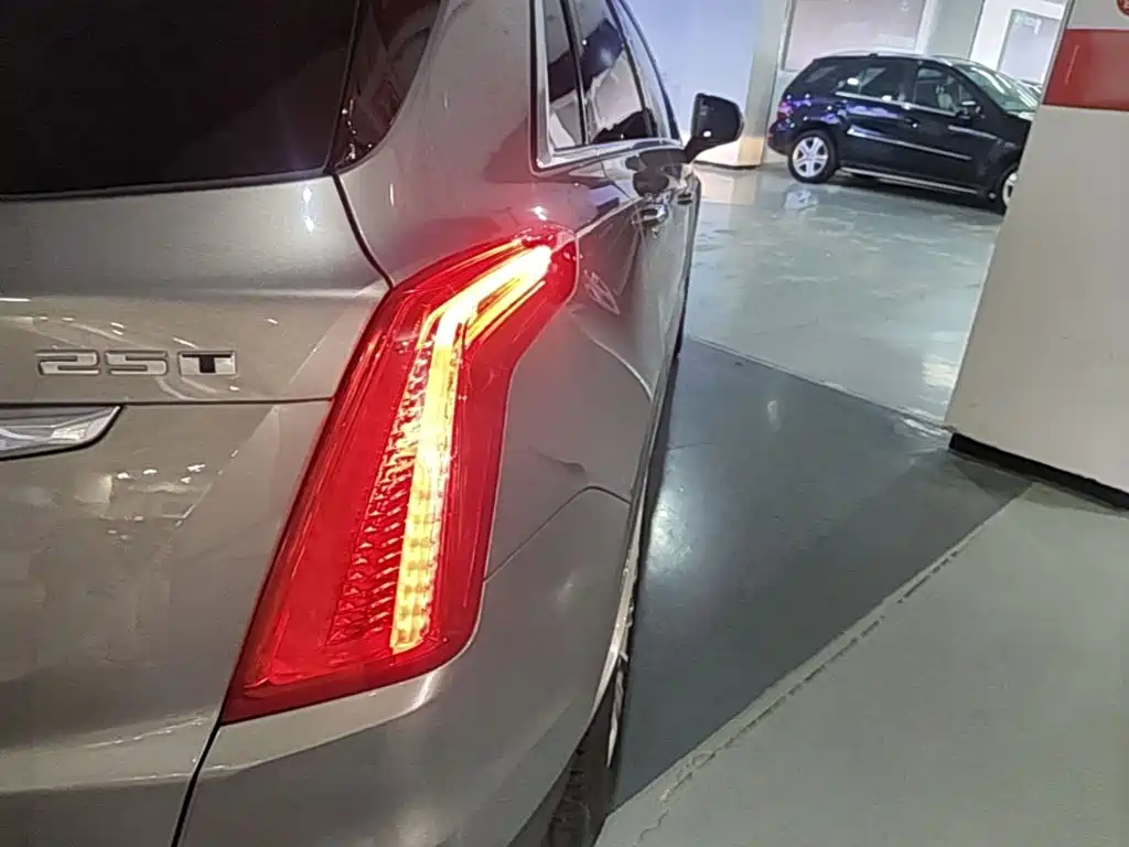 Cadillac XT5 2017 — фото 24