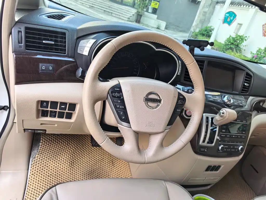 Nissan Quest 2018 — фото 8