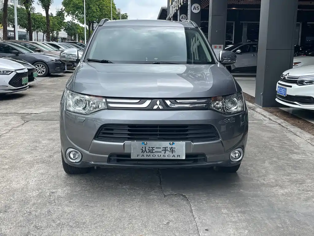 Mitsubishi Outlander 2013 — фото 2
