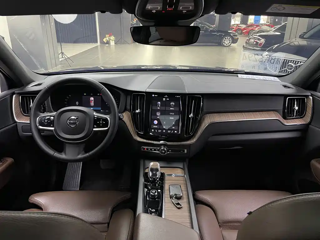 Volvo XC60 2022 — фото 8