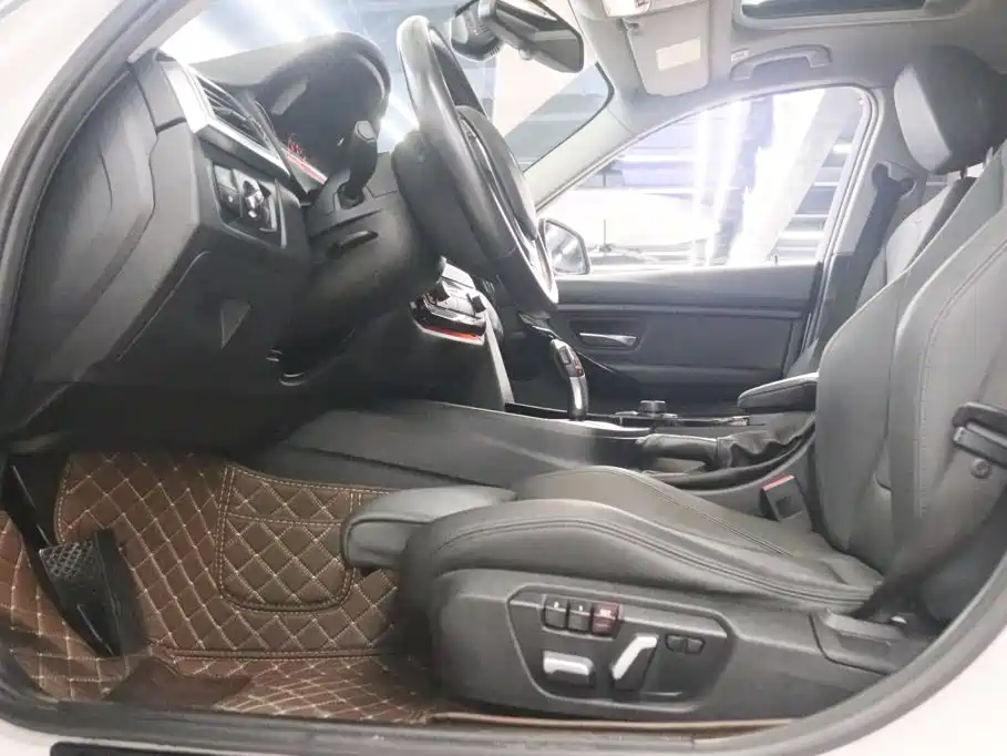 BMW 3 Series 2018 — фото 14