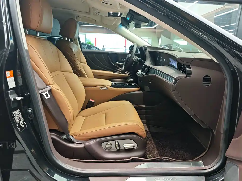 Lexus LS 2020 — фото 11