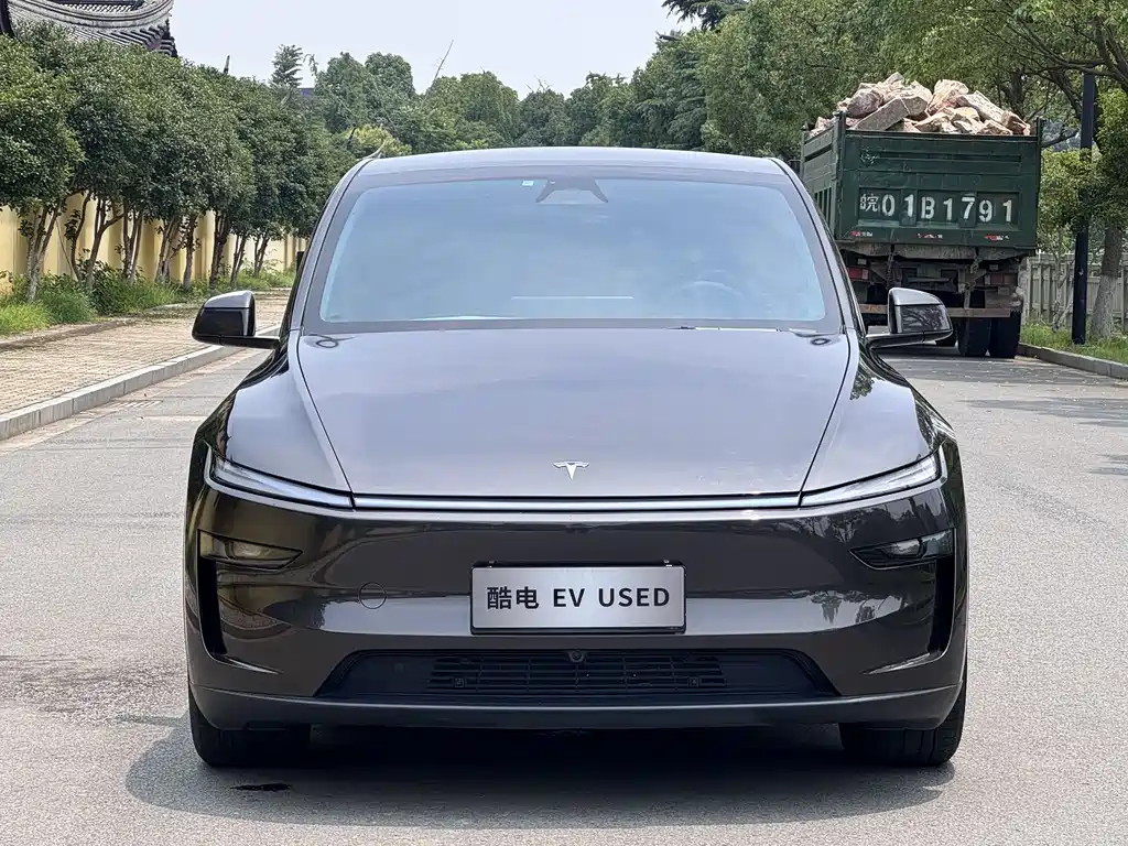 Tesla Model Y 2025