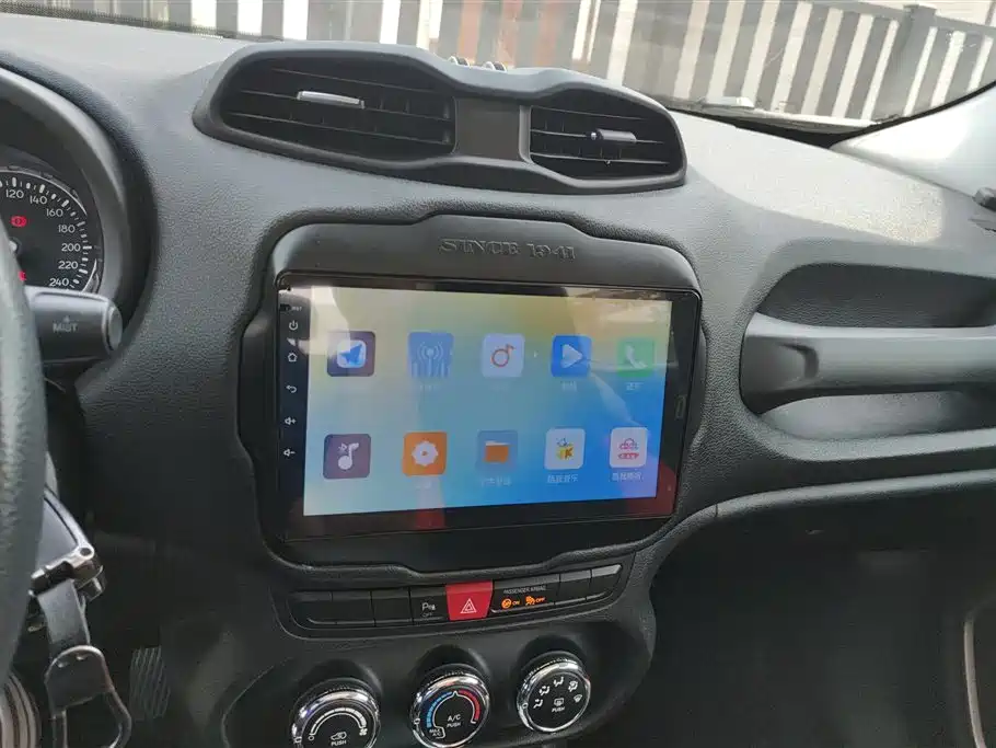 Jeep Renegade 2017 — фото 13