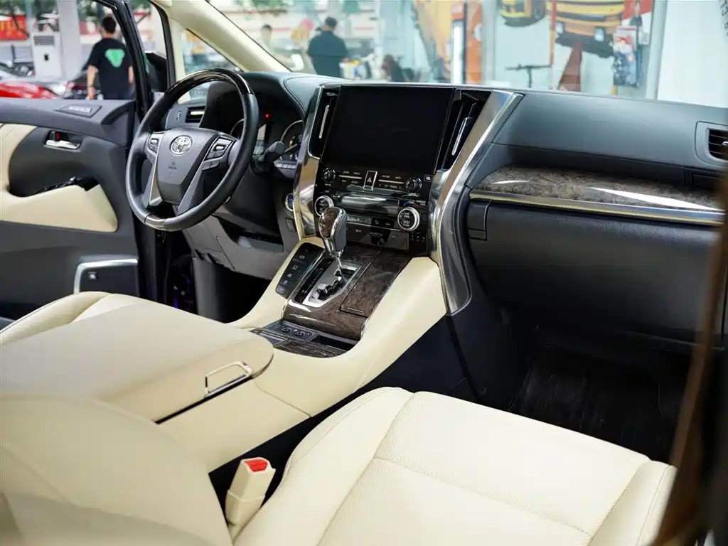 Toyota Alphard 2023 — фото 45